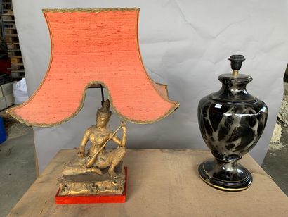 null Deux pieds de lampe: l'un à décor d'un personnage oriental et l'autre en céramique;...