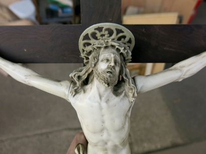 null 
*CRUCIFIX en bois ivoire finement sculpté, la croix en ébène et




argent.




XVII-XVIIIe...