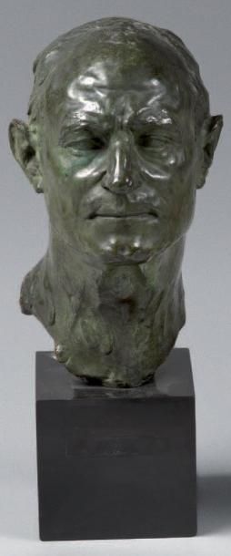 Alexandre DESCATOIRE (1874-1949) Homme en buste Bronze à patine verte et brune, signé,...
