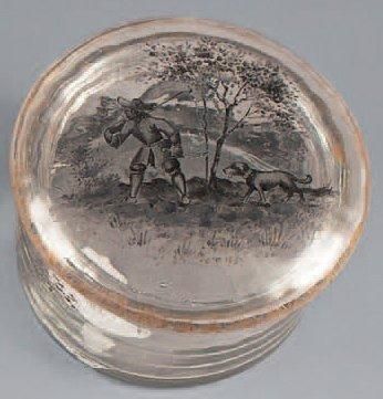null BOÎTE ronde en verre, peinte en grisaille de scènes de chasse dans le goût du...