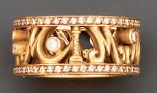 null Bague composée d'un large anneau en or jaune décoré en ajouré de lettres «M»...