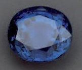 null Saphir de forme ovale, sur papier, pesant 7,43 carats.