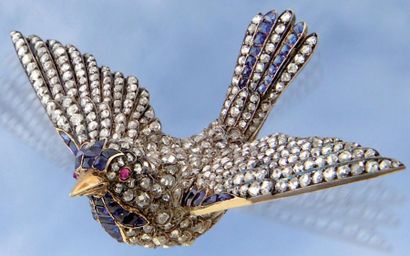 null Broche oiseau en or et argent, les ailes déployées entièrement sertie de diamants...
