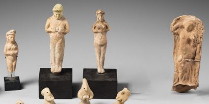 null Lot composed of four statuettes representing Astarte and one statuette representing...