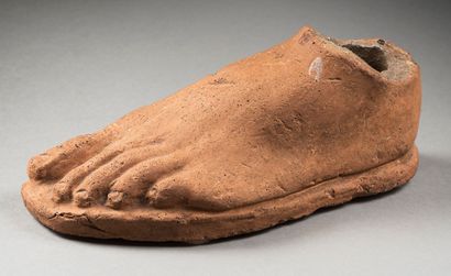 null Left foot votive on a sole.
Brown-beige micaceous terracotta. Lacunae.
Etruscan...