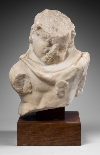 null *Torse fragmentaire provenant d'une statue représentant un enfant (Eros) dont...