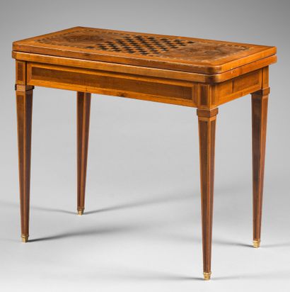 null Veneered and filleted game table. The top, decorated with a checkerboard between...