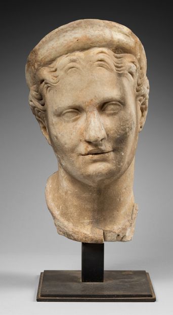 null Head representing the portrait of a woman with wavy hair adorned with a diadem.
White...