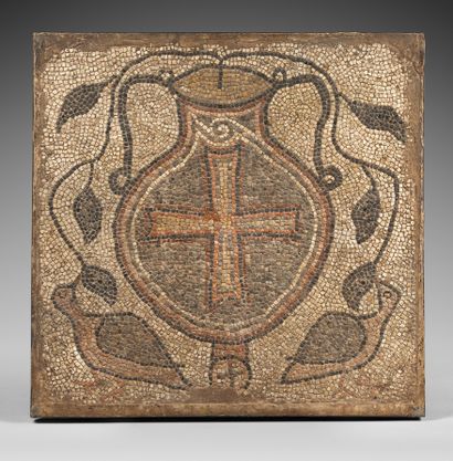 null *Plateau en mosaïque représentant un vase orné d'une croix d'où jaillissent...