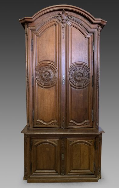 null REGENCY TWO BODY CABINET, oak, the lower body with two leaves, the upper body...