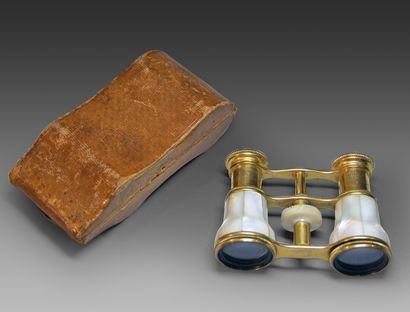 null Pair of gilt metal and mother-of-pearl theatrical binoculars, signed CHEVALLIER...