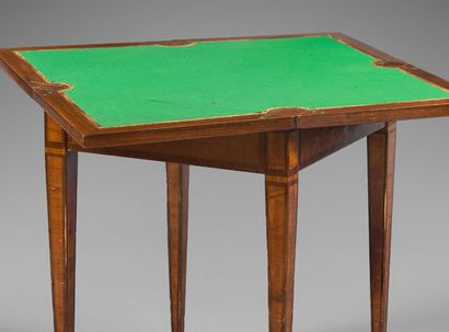 null A "handkerchief" game table in veneer and fillets, with a drawer in the waist...
