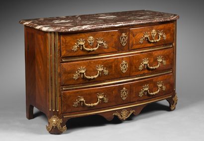 null REGENCY COMMODE in wood veneer, the front with three rows of drawers separated...
