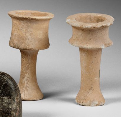 null Lot composed of two chalices with curved lines.
Alabaster. Visible cracks and...