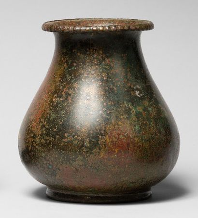 null Vase with a pear-shaped body and a border decorated with a frieze of gadroons.
Bronze....