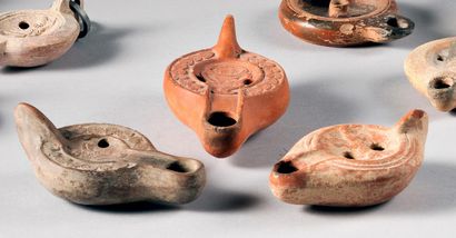 null Set of three oil lamps decorated with a mammal, a crater and a boar. Beige clay.
Roman...