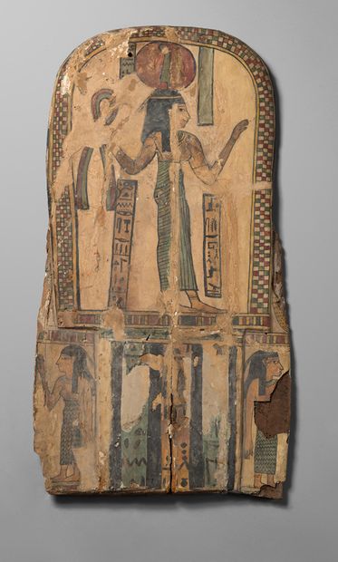 null *Dos de sarcophage orné de la déesse Maât. Bois, stuc et pigments. Lacunes visibles.
Egypte...