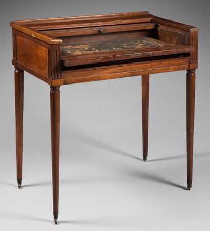 null Louis XVI small desk in mahogany and veneer, rectangular shape. The top is slatted...