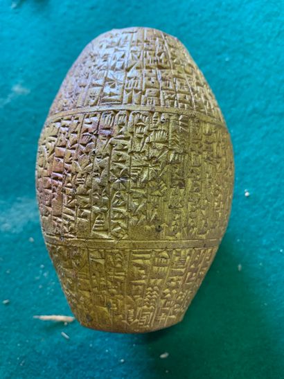 null Lot composed of a barrel inscribed with a cuneiform text and three maces of...