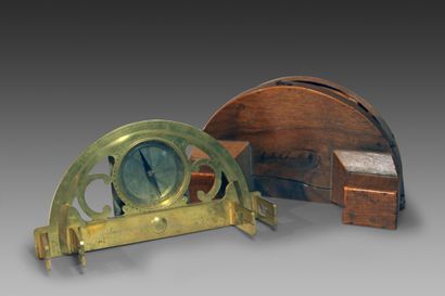 null Brass GRAPHOMETER signed LENOIR in Paris, in its walnut case. 
 Late 18th century.
L....