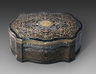 null COFFRET of movement form, inlaid with foliage scrolls in brass marquetry on...
