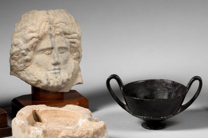 null Lot composed of a mask in relief in veined marble (ro_x0002_main ?) and a canthara...