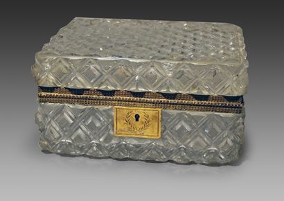 null RECTANGULAR diamond-cut crystal case, gilded metal frame.
About 1840.
H. 9 cm...