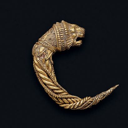 null Earring made of twisted fiigranium with a lion protome at the end with a hatched...