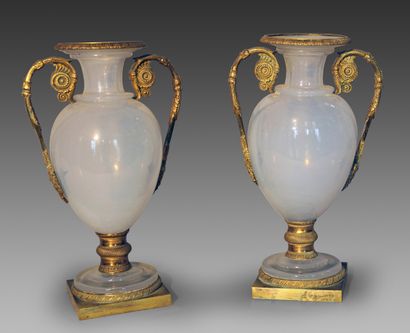 null Pair of soapy opaline vases and their gilt bronze mount.
Restoration period.
H....