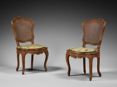 null Pair of cane chairs in varnished wood, the cabriolet back and the belt carved...