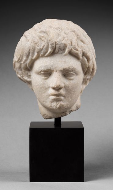 null Head of a young man.
White marble with large crystals. Cracked. Nose and mouth...