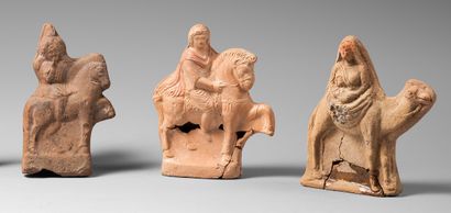 null *Lot of three statuettes representing a Harpo_x0002_crate on horseback, a figure...
