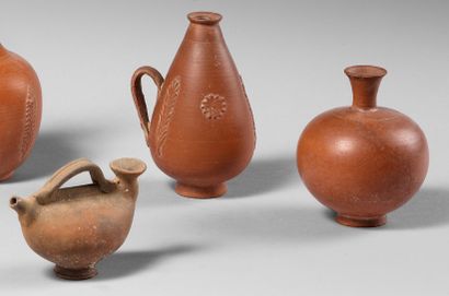 null Lot of signed pottery composed of a bottle with a spherical body, an askos,...