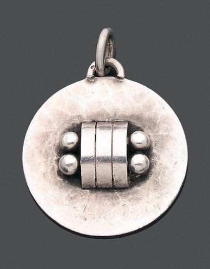 J.DESPRES, signé. Silver pendant 925 thousandths hammered round and decorated in...