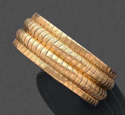 null Bracelet ruban souple en or jaune 750 millièmes, le centre de forme bombée partiellement...