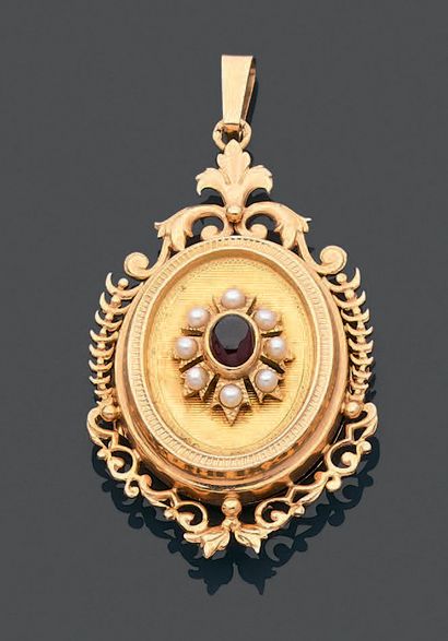 null Pendant medallion opening in yellow gold 750 thousandths engraved, the center...