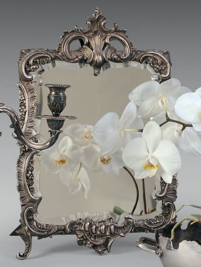 null Miroir chevalet en métal argenté à décor de volutes fleuries et feuillagées,...