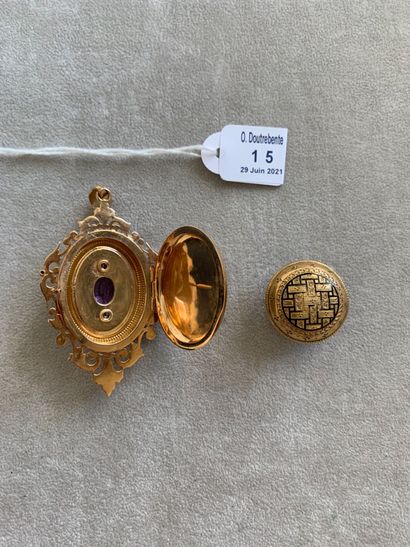null Lot including: shirt button and opening medallion pendant in yellow gold 750...