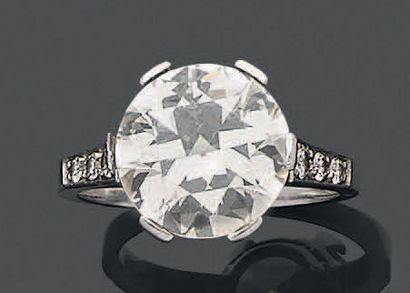 null 
Bague en platine 850 millièmes et or gris 750 millièmes sertie d'un diamant...