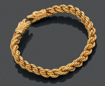 null Bracelet rigide formant ressort en or jaune torsadé, les extrémités gravées...