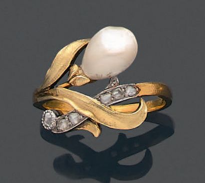 null Flower ring in yellow gold 750 thousandths decorated with a pearl and small...