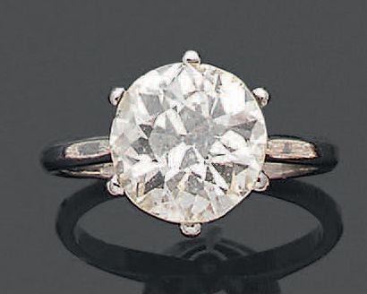 null Bague en platine 850 millièmes ornée d'un diamant solitaire de forme ronde et...