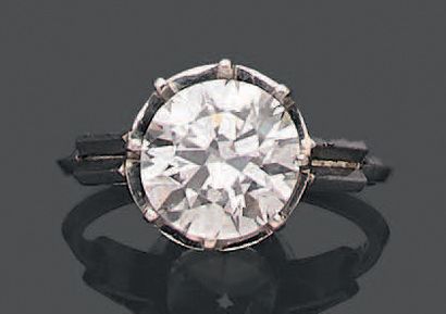 null Bague en platine 850 millièmes sertie d'un diamant solitaire demi taille de...