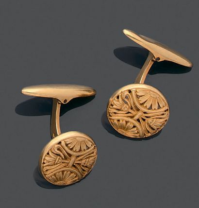 null Pair of round cufflinks in yellow gold 750 thousandths openwork with flowers.
(Small...