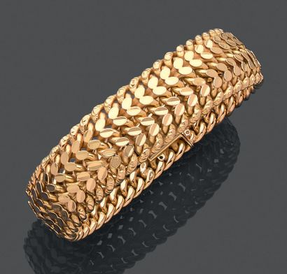 null Bracelet articulé en or jaune 750 millièmes, les maillons ajourés.
Longueur...