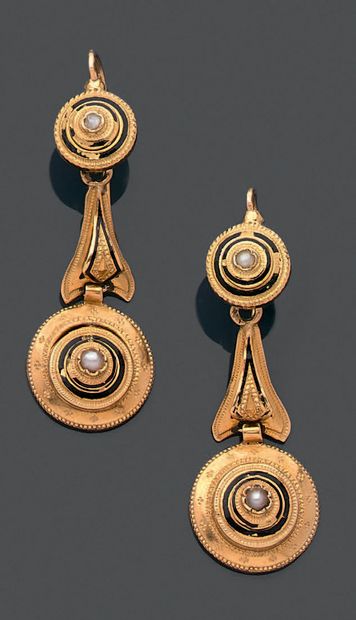 null Paire de pendants d'oreilles en or jaune 750 millièmes chacun décoré de filets...