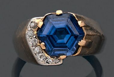 null 
Yellow gold ring 750 thousandths decorated with a blue stone of synthesis of...