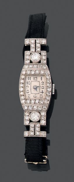 null Montre bracelet de dame, la montre de forme bombée en platine 950 millièmes,...