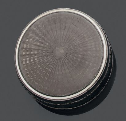 null Boîte de forme ronde en argent guilloché, le couvercle émaillé gris translucide.
Diamètre...