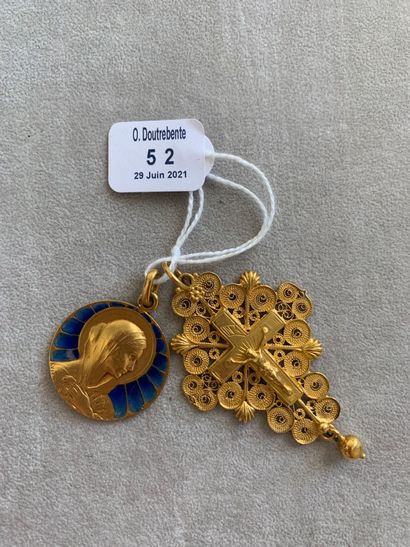null Gold lot 750 thousandths including: cross pendant filigree, weight: 8.4 g and...